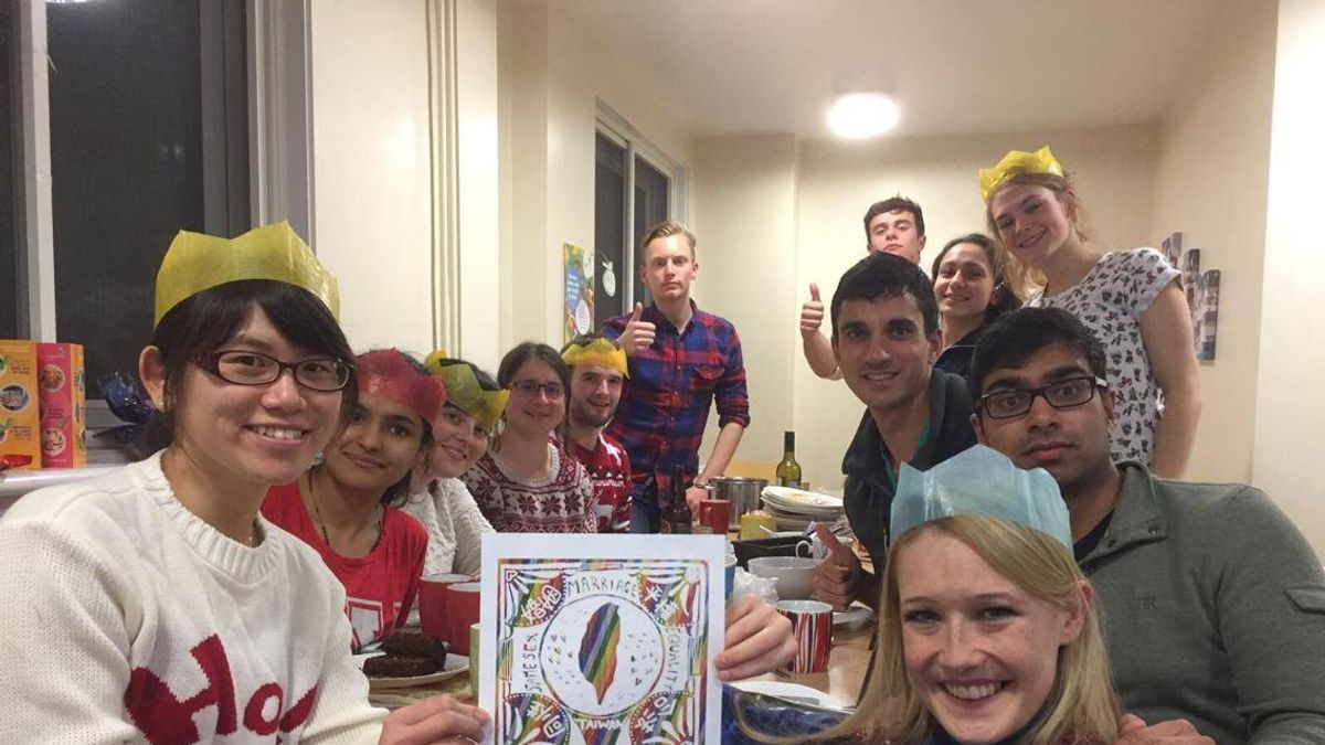 台灣人在英國威廉堡與外國人一起支持婚姻平權。(海外台灣青年陣線) 台灣人在英國威廉堡與外國人一起支持婚姻平權。(海外台灣青年陣線)