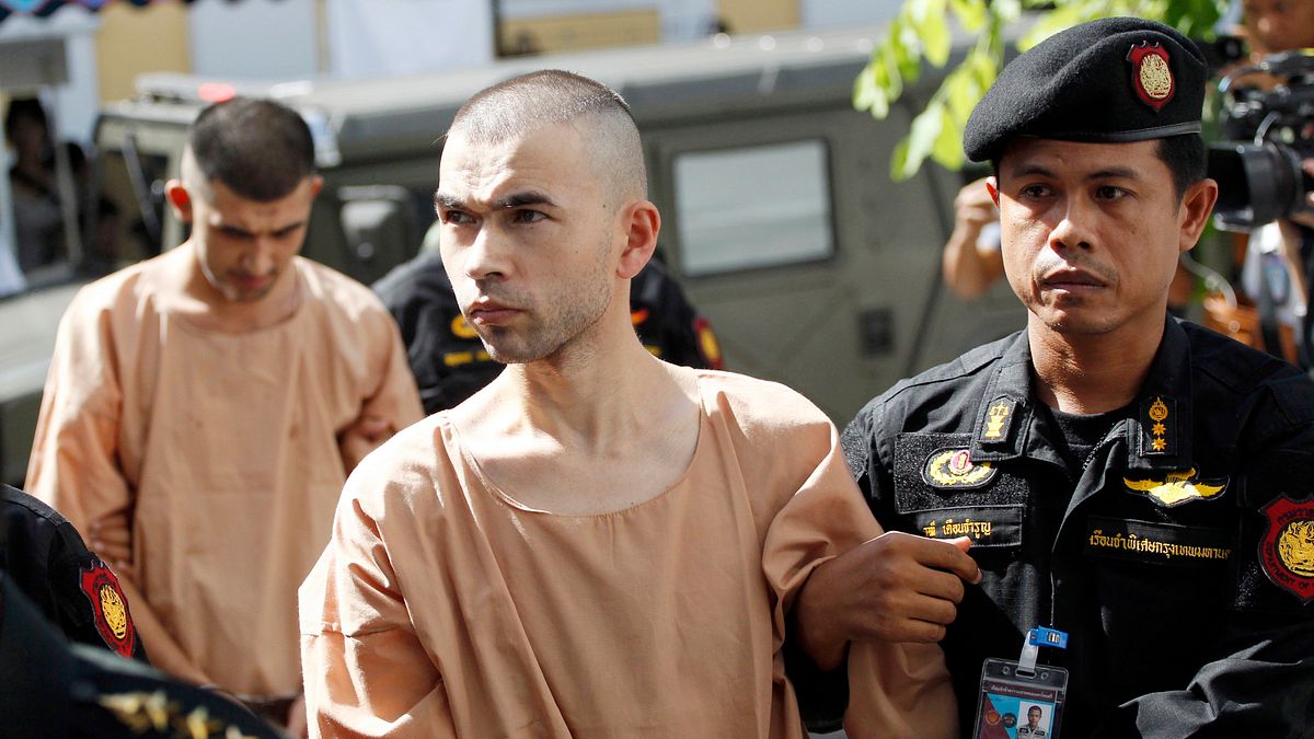 2015年8月泰國四面佛爆炸案嫌犯比拉.穆罕默德(Bilal Mohammed,中)與玉素甫.米爾艾力(Yusufu Mieraili,左)(AP) 2015年8月泰國四面佛爆炸案嫌犯比拉.穆罕默德(Bilal Mohammed,中)與玉素甫.米爾艾力(Yusufu Mieraili,左)(AP)