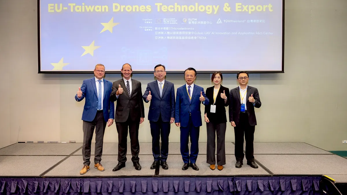 10月22日「2025台歐盟環境與科技論壇:台歐盟無人機科技及出口」論壇,歐洲經貿辦事處處長谷力哲(左二)、交通部常務次長林國顯(中)、嘉義縣長翁章梁(右三)等來賓合影。(德國萊因提供) 10月22日「2025台歐盟環境與科技論壇:台歐盟無人機科技及出口」論壇,歐洲經貿辦事處處長谷力哲(左二)、交通部常務次長林國顯(中)、嘉義縣長翁章梁(右三)等來賓合影。(德國萊因提供)