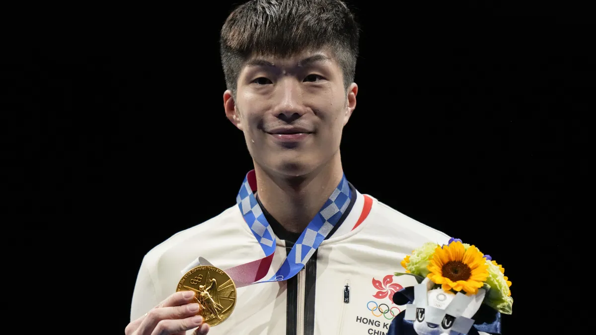 2021年7月24日,香港擊劍選手張家朗贏得東京奧運金牌(AP)