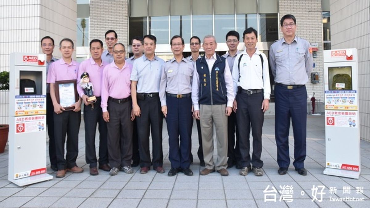 烏日義警和工商協進會捐贈AED 拋磚引玉回饋地方 烏日義警和工商協進會捐贈AED 拋磚引玉回饋地方