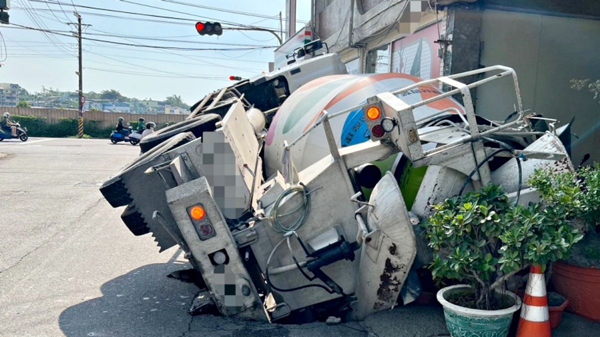 高雄市大寮區自由路的柏油路面突然塌陷,導致預拌水泥車陷進洞裡。(風傳媒/李東陞翻攝) 高雄市大寮區自由路的柏油路面突然塌陷,導致預拌水泥車陷進洞裡。(風傳媒/李東陞翻攝)