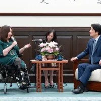 タミー・ダックワース米連邦上院議員(左)は、トランプ米大統領と中国の習近平国家主席による首脳会談後、初めて台湾を訪問した米連邦上院議員となった。写真は2025年の訪台時、頼清徳総統と会談した際の様子。(写真/総統府公式サイトより) タミー・ダックワース米連邦上院議員(左)は、トランプ米大統領と中国の習近平国家主席による首脳会談後、初めて台湾を訪問した米連邦上院議員となった。写真は2025年の訪台時、頼清徳総統と会談した際の様子。(写真/総統府公式サイトより)