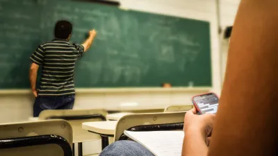 少子化衝擊下,中國大陸多地啓動教師轉崗計畫。(示意圖/取自pexles)