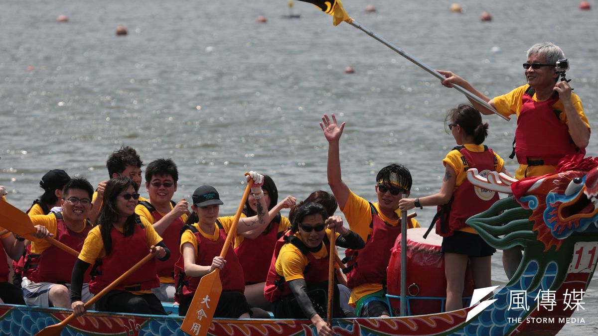 台北國際龍舟錦標賽,第三勢力時代力量參賽,政治名人馮光遠擔任奪標手,閃靈Freedy負責划船,黃國昌打鼓不忘與熟人揮手。(余志偉攝) 台北國際龍舟錦標賽,第三勢力時代力量參賽,政治名人馮光遠擔任奪標手,閃靈Freedy負責划船,黃國昌打鼓不忘與熟人揮手。(余志偉攝)