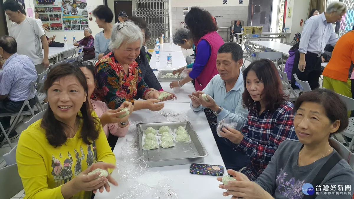 長輩教做鼠麴粿 區長直呼不簡單
