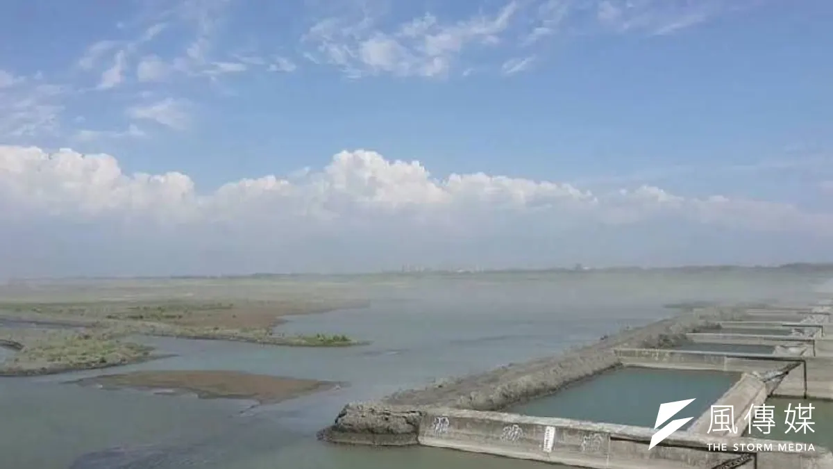 高屏溪沿岸出現河川揚塵現象,高市環保局除發送簡訊通知相關單位進行應變作業,另透過高屏電台請市民朋友外出時做好個人防護。(圖/徐炳文攝) 高屏溪沿岸出現河川揚塵現象,高市環保局除發送簡訊通知相關單位進行應變作業,另透過高屏電台請市民朋友外出時做好個人防護。(圖/徐炳文攝)