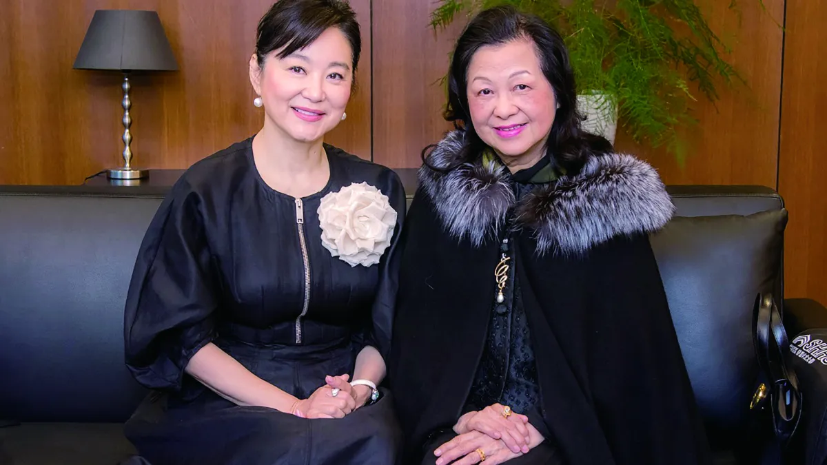 高桌晚宴結束了,然而睿智的話語,熱烈的氣氛,仍然在心中迴盪,一切都讓青霞留下了深刻的印象,也直接促成了一年後,她欣然答應善衡書院的邀請,出任榮譽院士的盛舉。圖為2018年作者與青霞合影於善衡書院。(作者提供)
