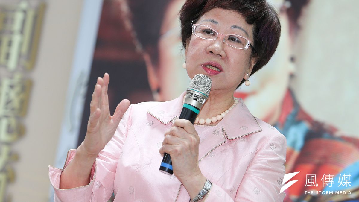 呂秀蓮以《非典型副總統》自況,果然非典型。(陳明仁攝) 呂秀蓮以《非典型副總統》自況,果然非典型。(陳明仁攝)