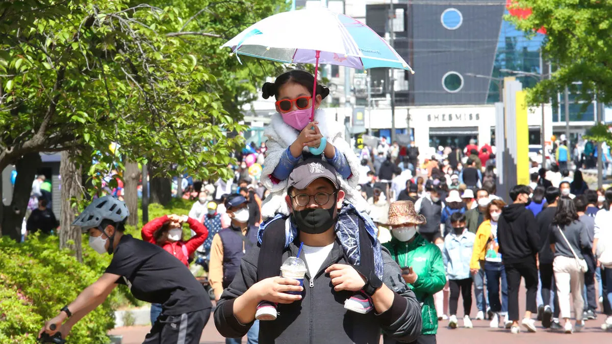 5月5日是南韓的兒童節,許多韓國民眾當天都戴著口罩出外活動。(美聯社資料照)