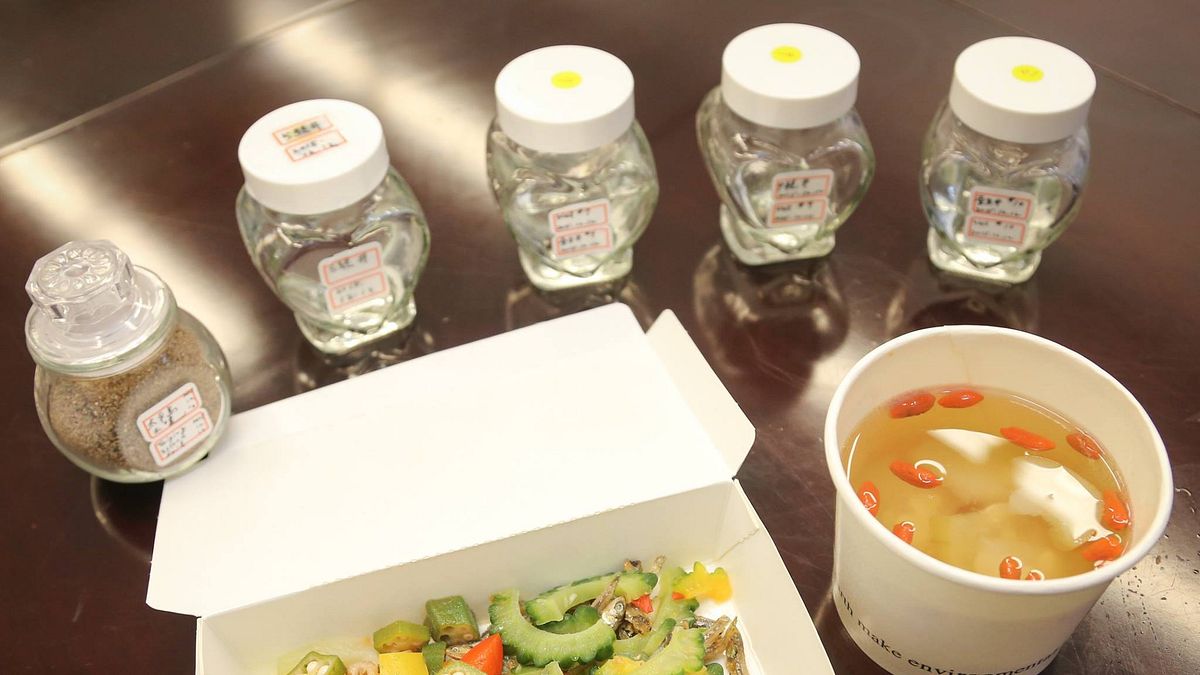 總統馬英九14日在臉書分享午餐菜色,當中的清炒秋葵、山苦瓜、絲瓜湯等蔬菜,還有後方玻璃瓶裝的也是來自太平島的井水及土壤,都是來自1600公里外的太平島。(取自馬英九臉書) 總統馬英九14日在臉書分享午餐菜色,當中的清炒秋葵、山苦瓜、絲瓜湯等蔬菜,還有後方玻璃瓶裝的也是來自太平島的井水及土壤,都是來自1600公里外的太平島。(取自馬英九臉書)