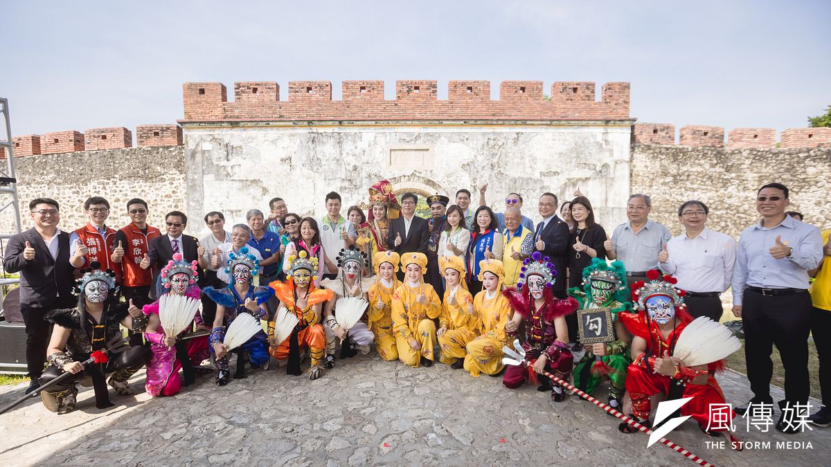 市長陳其邁及文化部次長蕭宗煌(中排右5)偕台灣豫劇團成員(前排)於城牆前合影,一同見證舊城新生。(圖/徐炳文攝) 市長陳其邁及文化部次長蕭宗煌(中排右5)偕台灣豫劇團成員(前排)於城牆前合影,一同見證舊城新生。(圖/徐炳文攝)