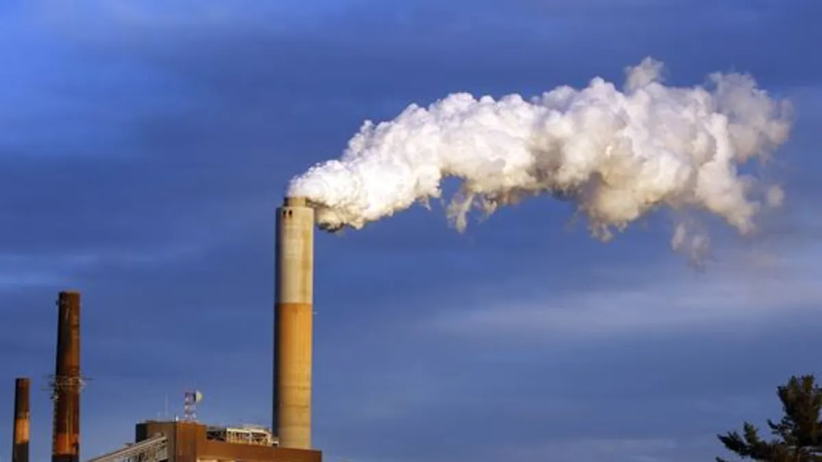 台電、能源局近期悄悄著手修改《能源管理法》,載明在電力供應不足時,電廠發電可不受環評及地方生煤許可限制。圖為燃煤發電廠。(資料照,美聯社)