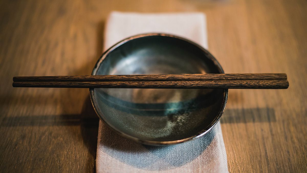 你知道我們平常使用的筷子,其實存在著「致癌」的健康風險嗎?(圖/取自Unsplash) 你知道我們平常使用的筷子,其實存在著「致癌」的健康風險嗎?(圖/取自Unsplash)