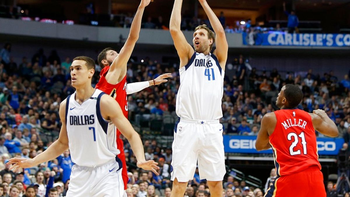 獨行俠諾威茨基(中)在鵜鶘米羅蒂奇(左)防守下命中三分。 (美聯社) 獨行俠諾威茨基(中)在鵜鶘米羅蒂奇(左)防守下命中三分。 (美聯社)