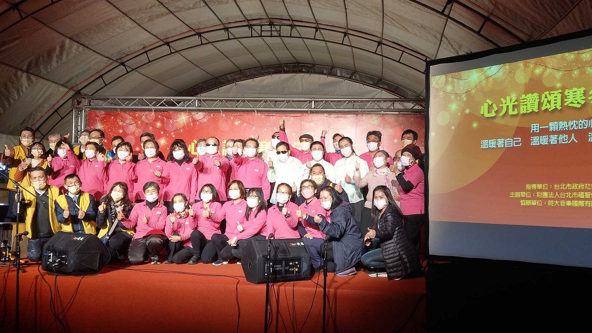 財團法人台北市福智佛教基金會在北車南 2 門前廣場舉辦「心光讚頌寒冬送暖心靈饗宴」以音樂關懷無家者(圖/福智佛教基金會提供) 財團法人台北市福智佛教基金會在北車南 2 門前廣場舉辦「心光讚頌寒冬送暖心靈饗宴」以音樂關懷無家者(圖/福智佛教基金會提供)