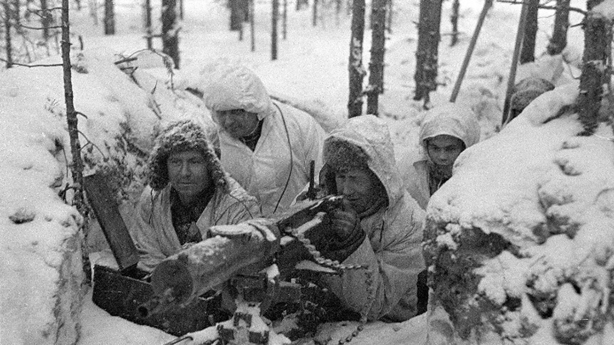 冬季戰爭時的芬蘭軍馬克沁重機槍陣地,身穿白色雪衣的芬蘭軍人是蘇聯紅軍眼中的「白色惡魔」。(圖片由作者提供) 冬季戰爭時的芬蘭軍馬克沁重機槍陣地,身穿白色雪衣的芬蘭軍人是蘇聯紅軍眼中的「白色惡魔」。(圖片由作者提供)