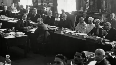 1931年,英國時任首相麥唐納邀印度公民不合作運動領袖甘地參與圓桌會議。(維基百科公有領域)