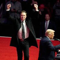 2025年1月19日、トランプ氏がアメリカ第60回大統領就任式前の集会で演説し、マスク氏も同席した。(AP通信) 2025年1月19日、トランプ氏がアメリカ第60回大統領就任式前の集会で演説し、マスク氏も同席した。(AP通信)