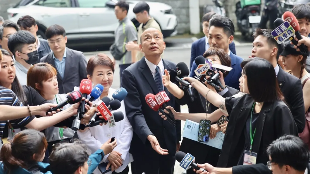 立法院長韓國瑜(中)、台中市長盧秀燕(中左)及台北市長蔣萬安(中右)20日在台北接受媒體聯訪。韓國瑜表示,行政院長卓榮泰將副署權「武器化」,反對立法院三讀通過的法案,是大錯特錯。(中央社)