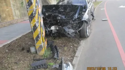 楊婦失控連撞7車後,撞上電線桿才停下來。(圖/記者李東陞翻攝)