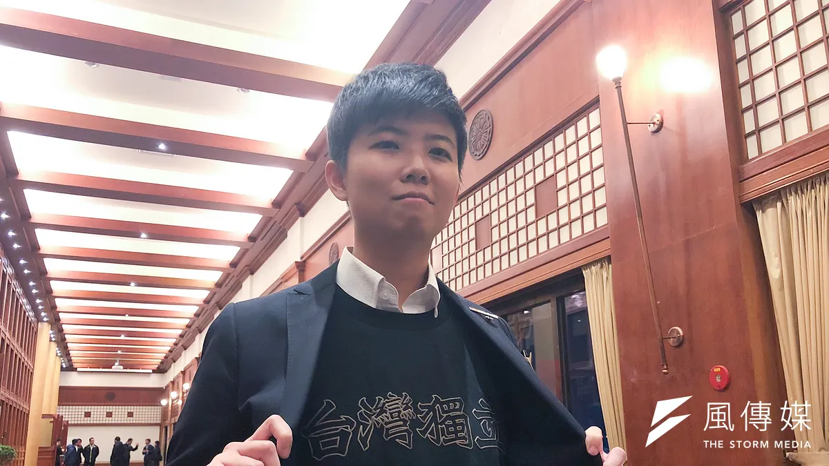 台北上海雙城論壇明天登場,今晚在圓山飯店先進行歡迎晚宴。社民黨新科議員苗博雅身穿上有「台灣獨立」字樣的衣服現身會場。(方炳超攝)