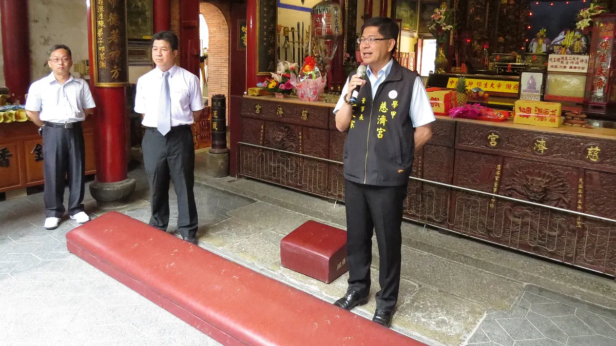 台南88槍案,專案小組查出學甲慈濟宮董事長王文宗(右)涉嫌協助槍擊案主嫌藏匿中國,將查有無更大尾藏鏡人。(取自學甲慈濟宮臉書) 台南88槍案,專案小組查出學甲慈濟宮董事長王文宗(右)涉嫌協助槍擊案主嫌藏匿中國,將查有無更大尾藏鏡人。(取自學甲慈濟宮臉書)