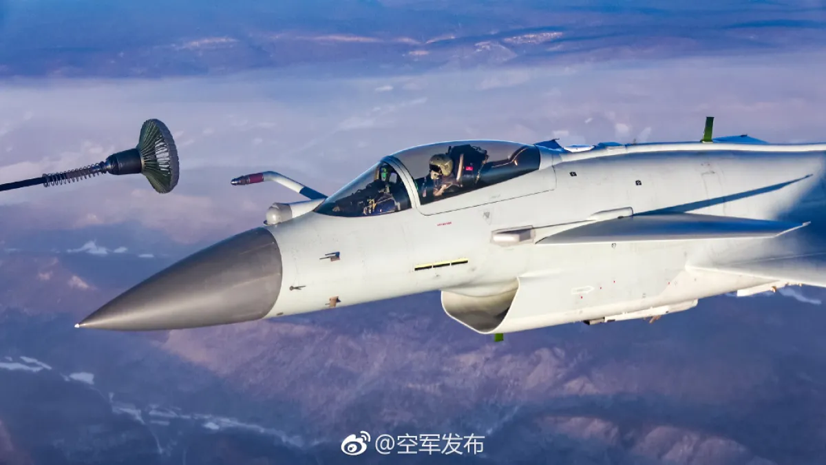 上週,中共解放軍在金門外海演習,並繞島巡航。圖為解放軍的殲-10B。