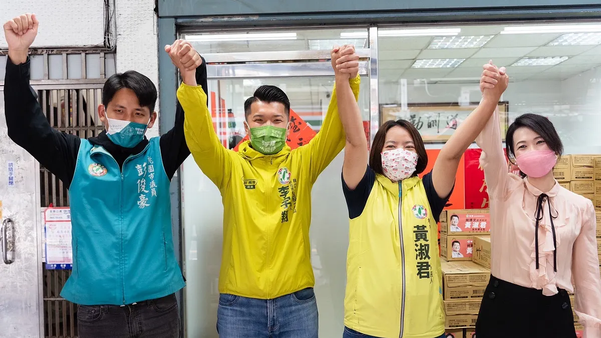 有「桃園周杰倫」之稱的桃園市議員彭俊豪與「新北侯佩岑」同台合體為市議員參選人黃淑君及李宇翔拉抬聲勢。 (資料照,翻攝黃淑君臉書) 有「桃園周杰倫」之稱的桃園市議員彭俊豪與「新北侯佩岑」同台合體為市議員參選人黃淑君及李宇翔拉抬聲勢。 (資料照,翻攝黃淑君臉書)