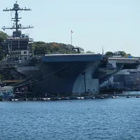 横須賀を母港とする米国の核動力空母ジョージ・ワシントン号(写真)は、米軍太平洋艦隊の中核戦力の一つである。(写真/楊舒媚撮影) 横須賀を母港とする米国の核動力空母ジョージ・ワシントン号(写真)は、米軍太平洋艦隊の中核戦力の一つである。(写真/楊舒媚撮影)