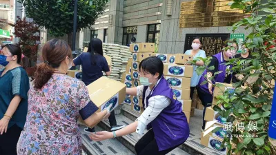 佛教慈濟克難功德會成立迄今55周年,證嚴法師率慈濟人聞聲救苦,圖為疫情期間,慈濟志工將食物箱運抵雙和社福中心。(慈濟基金會提供)
