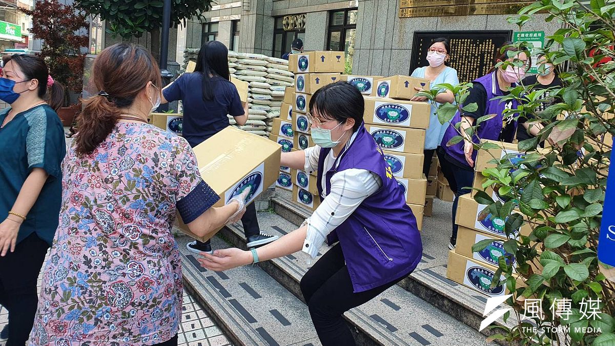 佛教慈濟克難功德會成立迄今55周年,證嚴法師率慈濟人聞聲救苦,圖為疫情期間,慈濟志工將食物箱運抵雙和社福中心。(慈濟基金會提供) 佛教慈濟克難功德會成立迄今55周年,證嚴法師率慈濟人聞聲救苦,圖為疫情期間,慈濟志工將食物箱運抵雙和社福中心。(慈濟基金會提供)