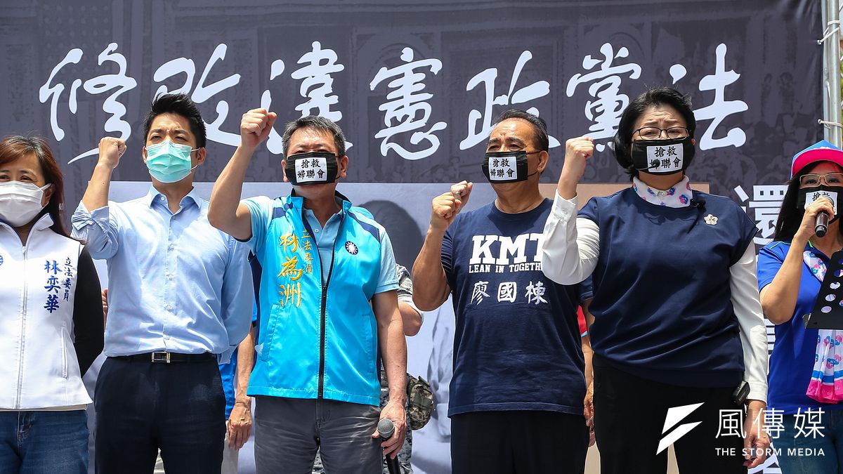 20200511-婦聯會主委雷倩(右二)11日舉行「搶救婦聯會,民主向前行」活動,國民黨立委林奕華(左起)、書記長蔣萬安、總召林為洲、立委廖國棟到場聲援。(顏麟宇攝) 20200511-婦聯會主委雷倩(右二)11日舉行「搶救婦聯會,民主向前行」活動,國民黨立委林奕華(左起)、書記長蔣萬安、總召林為洲、立委廖國棟到場聲援。(顏麟宇攝)