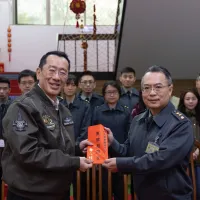 Defense Minister Wellingotn Koo presents consolation funds. (Photo / Ministry of National Defense) Defense Minister Wellingotn Koo presents consolation funds. (Photo / Ministry of National Defense)