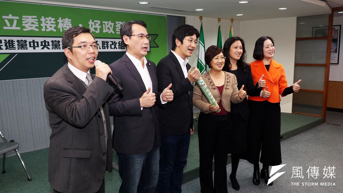 民進黨副秘書長徐佳青下午召開「立委接棒 好政發聲 新任發言人群改組記者會」,會中公布將由立法委員鄭運鵬、蔡適應、谷辣斯、吳思瑤出任新的發言人。(蘇仲泓攝) 民進黨副秘書長徐佳青下午召開「立委接棒 好政發聲 新任發言人群改組記者會」,會中公布將由立法委員鄭運鵬、蔡適應、谷辣斯、吳思瑤出任新的發言人。(蘇仲泓攝)