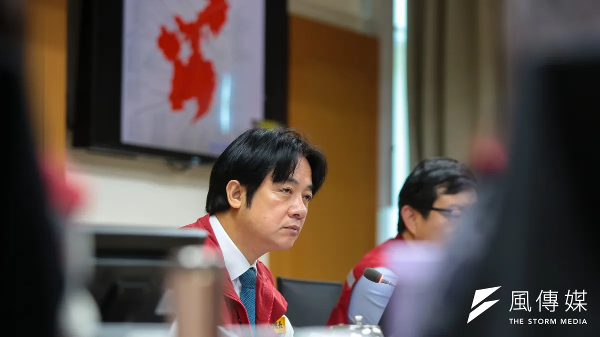 行政院長賴清德4日出席「非洲豬瘟中央災害應變中心第2次會議」,後方投影片紅色區域為大陸豬瘟疫情淪陷區。(顏麟宇攝)