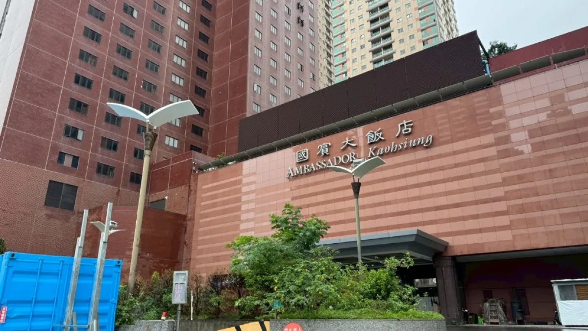 國賓飯店危老重建案,工務局依《都市危險及老舊建築物加速重建條例》及相關法規辦理,核發拆除許可。(圖/高雄市工務局提供)