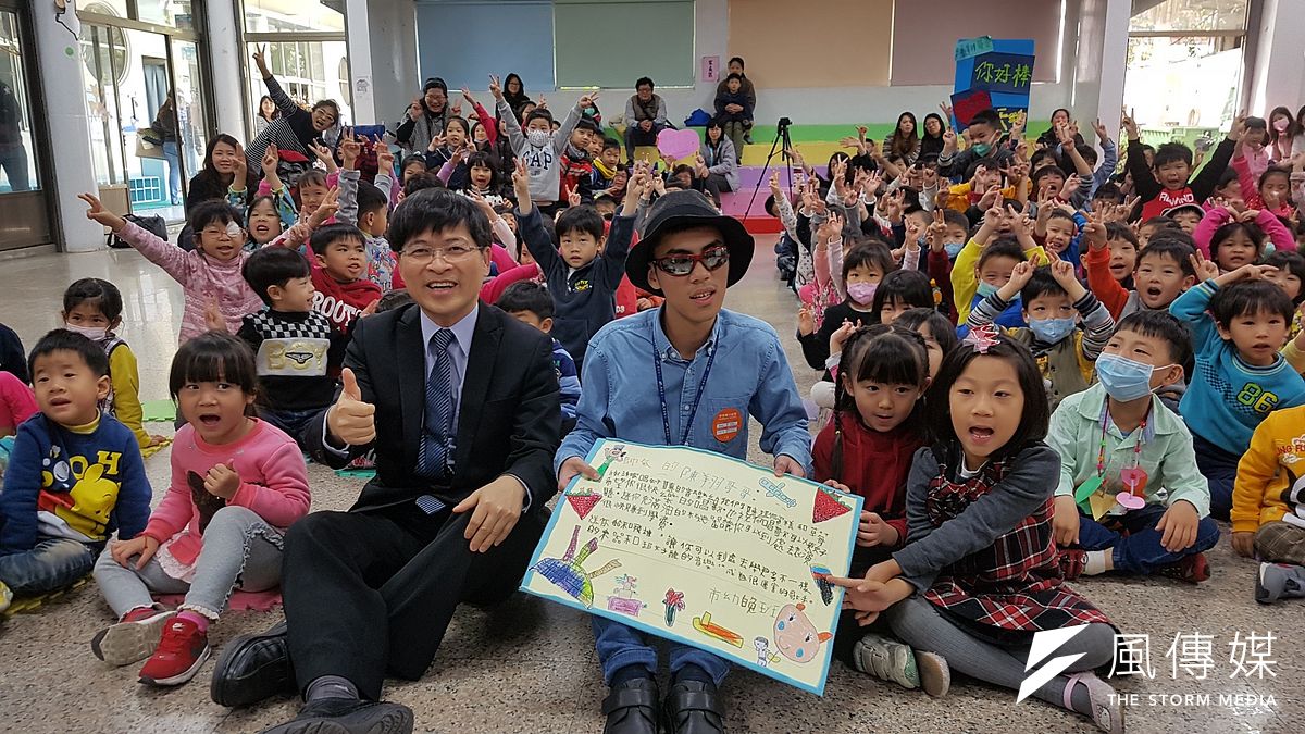 19歲視障街頭藝人陳翔受邀回到母校新竹市立幼兒園表演,受到全園近200位小朋友的熱烈歡迎。(圖/方詠騰攝) 19歲視障街頭藝人陳翔受邀回到母校新竹市立幼兒園表演,受到全園近200位小朋友的熱烈歡迎。(圖/方詠騰攝)