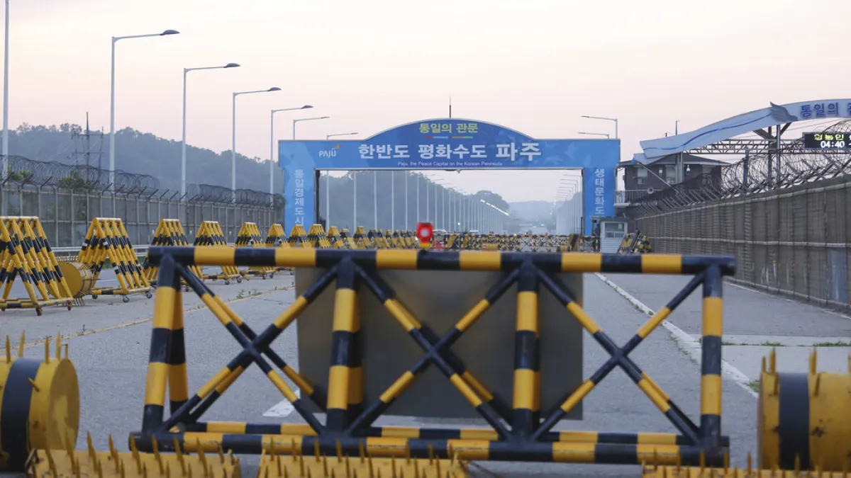 南韓坡州市非軍事區板門店統一橋上的路障。(美聯社)