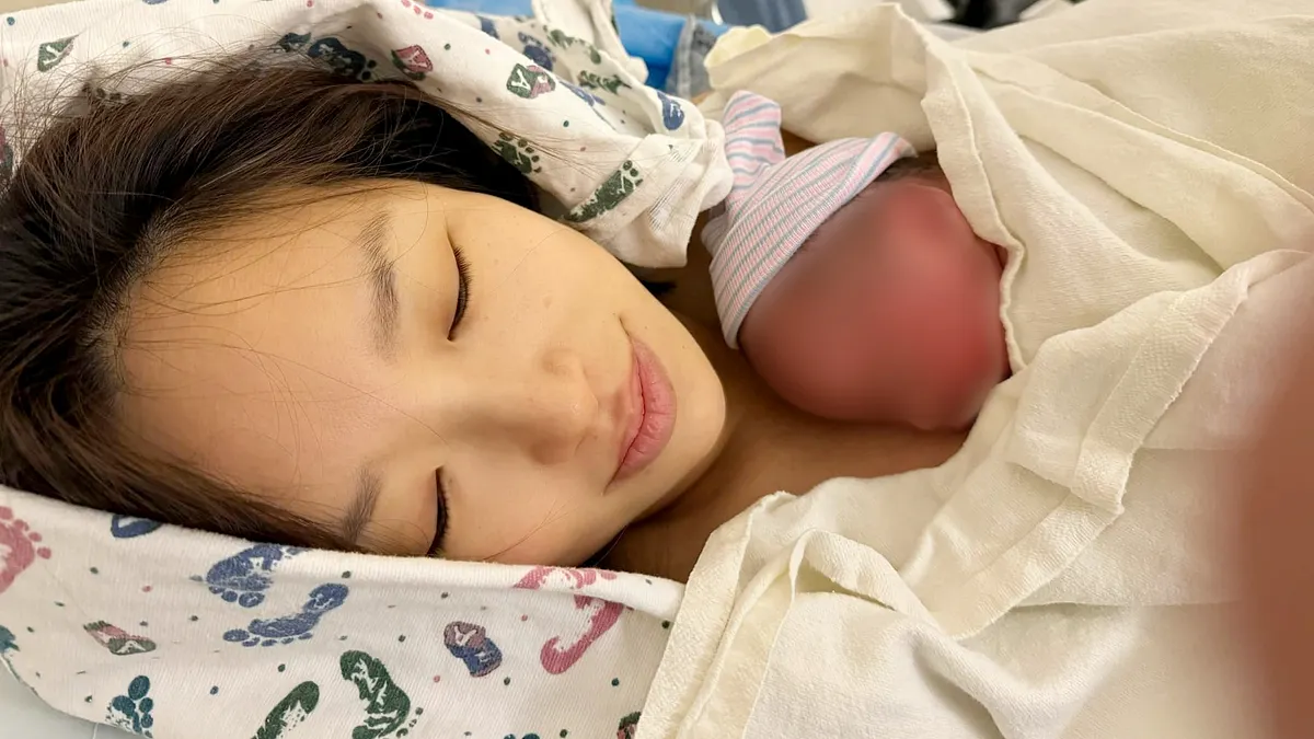 知名兩性作家御姐愛曝光愛子側臉,宣布已在美國順利生產。(圖/翻攝FB/MissAnita 御姊愛徐豫) 知名兩性作家御姐愛曝光愛子側臉,宣布已在美國順利生產。(圖/翻攝FB/MissAnita 御姊愛徐豫)