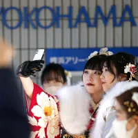 2023年1月9日、横浜市で「成人の日」の式典に参加する、振り袖姿の日本人女性。(写真/AP通信) 2023年1月9日、横浜市で「成人の日」の式典に参加する、振り袖姿の日本人女性。(写真/AP通信)
