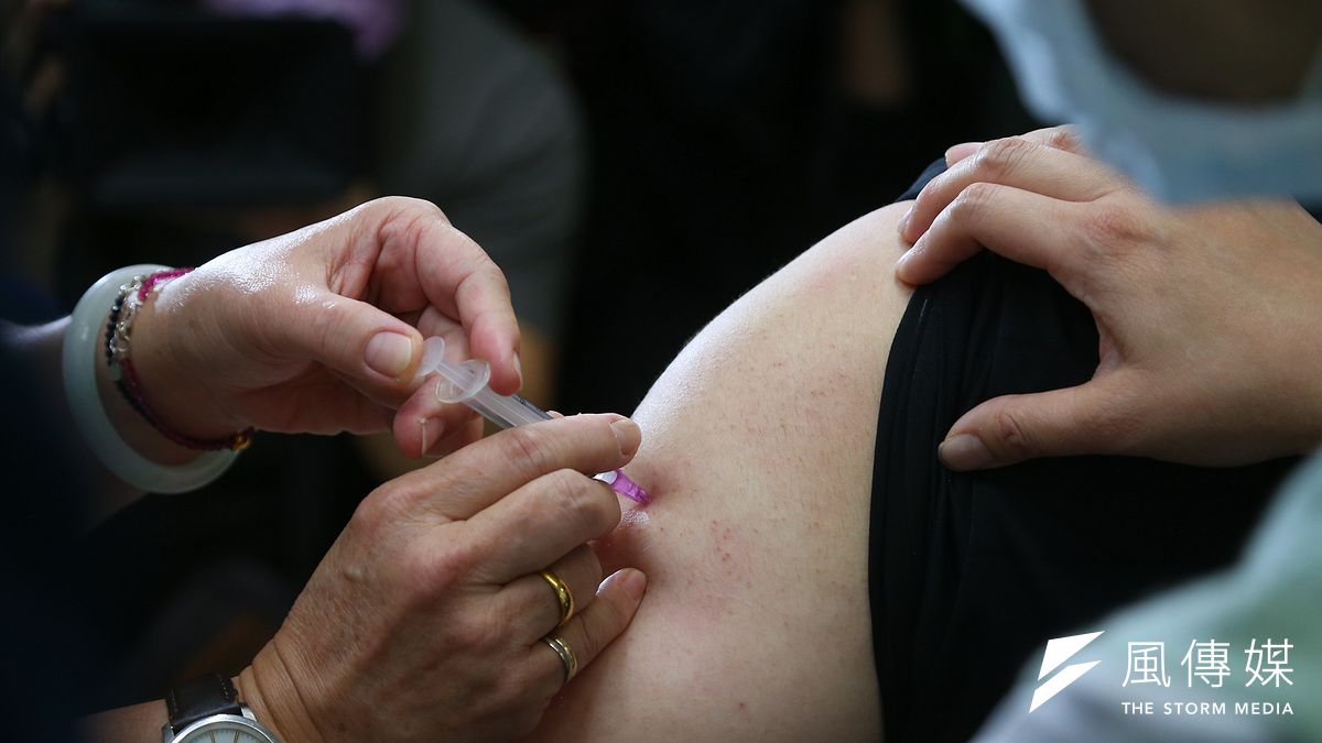 作者指出,若疫苗的數量只能涵蓋60%的社區人數,給60%的居民打1劑疫苗會比給30%的居民2劑疫苗更能救命。(資料照,顏麟宇攝) 作者指出,若疫苗的數量只能涵蓋60%的社區人數,給60%的居民打1劑疫苗會比給30%的居民2劑疫苗更能救命。(資料照,顏麟宇攝)