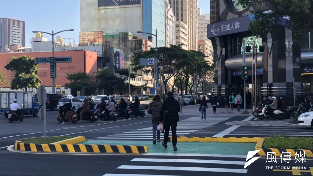 新興區中正二路:民族二路口則是高雄第一處Z型行人兩段式穿越道,主要是藉轉彎的穿越道,引導行人視線直覺性的看見路口來車,提升行人穿越的安全性。(圖/徐炳文攝)