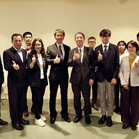 静岡市の吉田信博副市長(右から3人目)が訪問団を率いて屏東県政府を表敬訪問。(写真/屏東県政府提供) 静岡市の吉田信博副市長(右から3人目)が訪問団を率いて屏東県政府を表敬訪問。(写真/屏東県政府提供)
