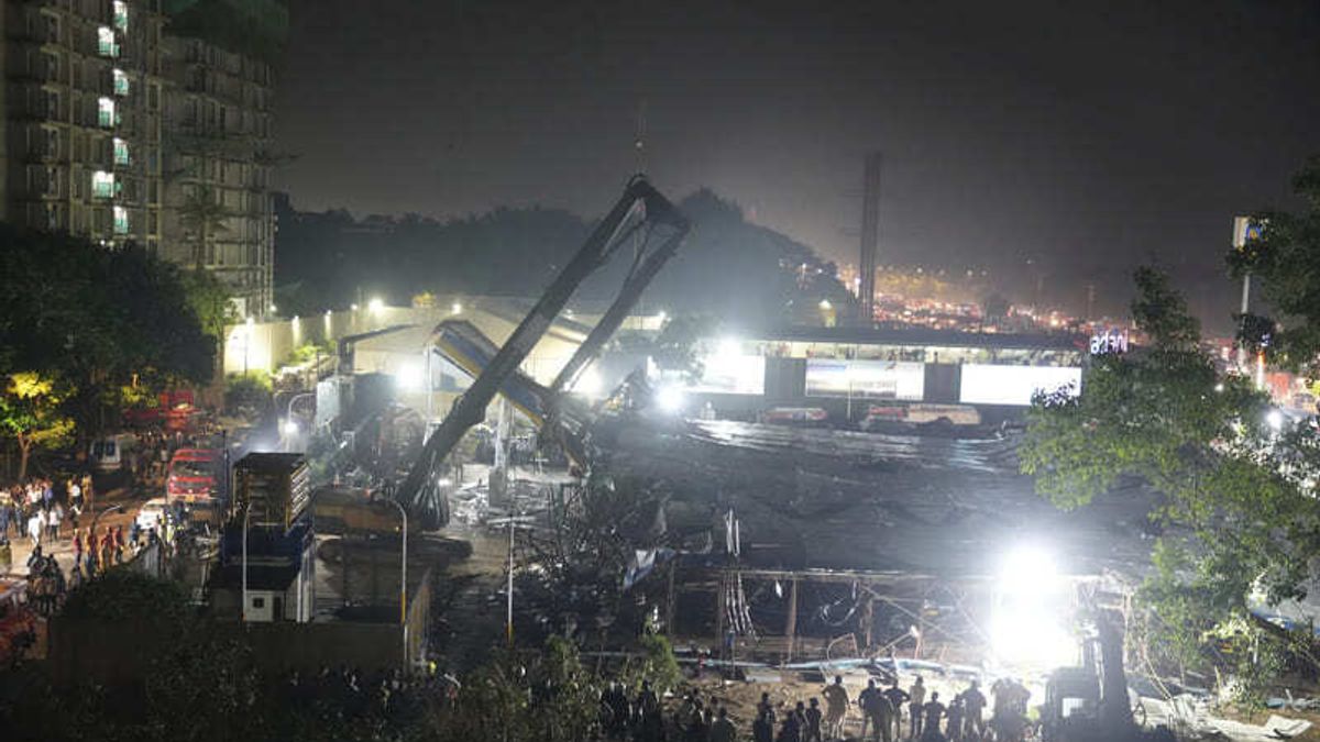 印度孟買看板倒塌,造成多人死傷。(圖/AP) 印度孟買看板倒塌,造成多人死傷。(圖/AP)