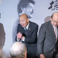 圖為出席「施明德先生專檔」成立茶會的立法院長韓國瑜(左)和民進黨團總召柯建銘(右)。(劉偉宏攝) 圖為出席「施明德先生專檔」成立茶會的立法院長韓國瑜(左)和民進黨團總召柯建銘(右)。(劉偉宏攝)