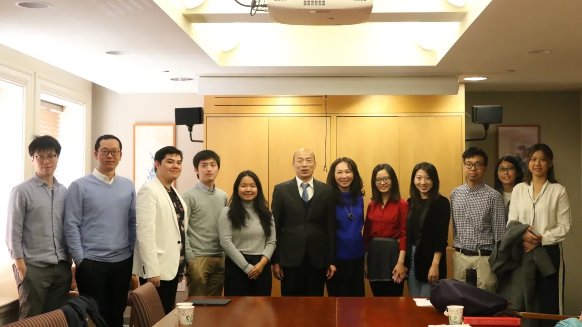 高雄市長韓國瑜於美西時間(15)日赴美史丹佛大學與學生進行座談,談及去年九合一大選,他認為沒有所謂 「韓流」,只有「民意」。(高雄市政府提供)