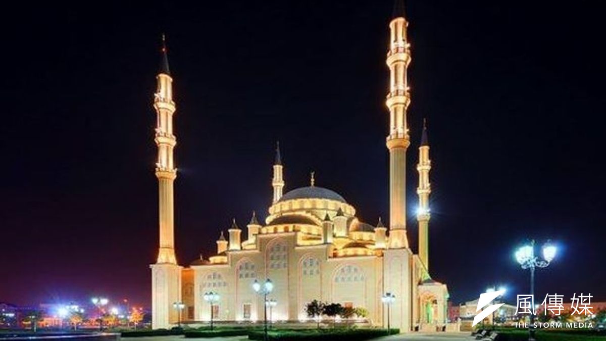 兩次戰役,車臣獨立,但是,恐怖與殺戮並未停止。(圖為車臣之心清真寺的夜景/網路) 兩次戰役,車臣獨立,但是,恐怖與殺戮並未停止。(圖為車臣之心清真寺的夜景/網路)