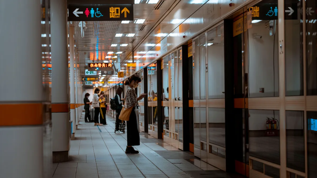台北捷運隱藏服務大公開!免費借廁所、領衛生棉,還有這項好康外國遊客讚爆。(圖/pexels)