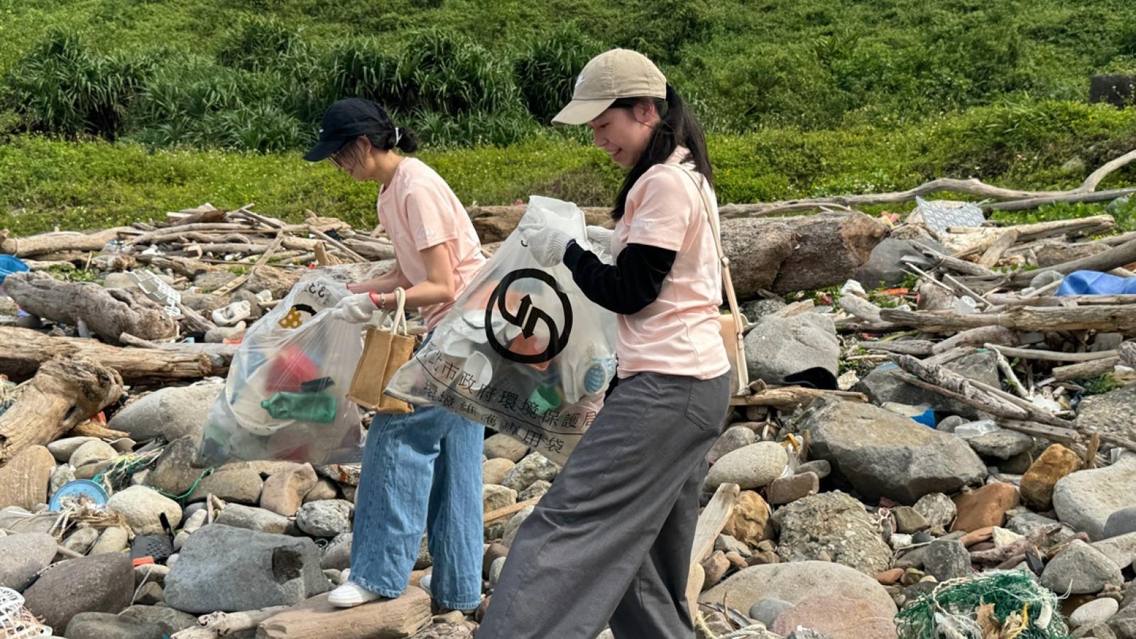 雲豹能源新北萬里淨灘,單日清運461公斤海廢